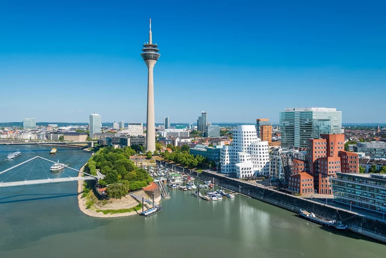 Landeshauptstadt Düsseldorf Medienhafen und Rheinturm